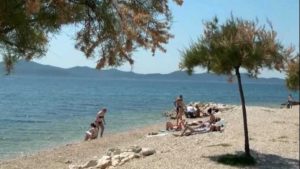 On zna kako da uživa: Turist u Dalmaciji postavio ležaljku direktno u more