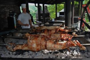 Najeo se jagnjetine u Jablanici pa pobjegao, konobar ga jurio do Banjaluke