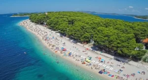 Na popularnoj plaži u Hrvatskoj otkriveno fekalno zagađenje, zabrana kupanja do daljnjeg