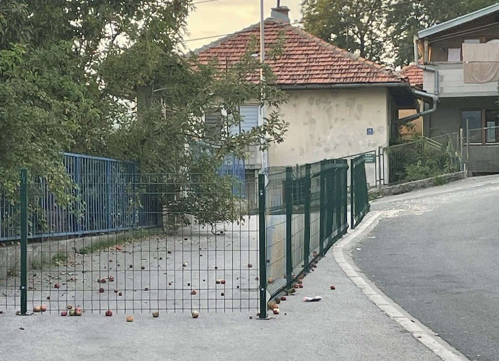 Sporna ograda na trotoaru u Sarajevu: Inspekcija izdala naredbu za uklanjanje