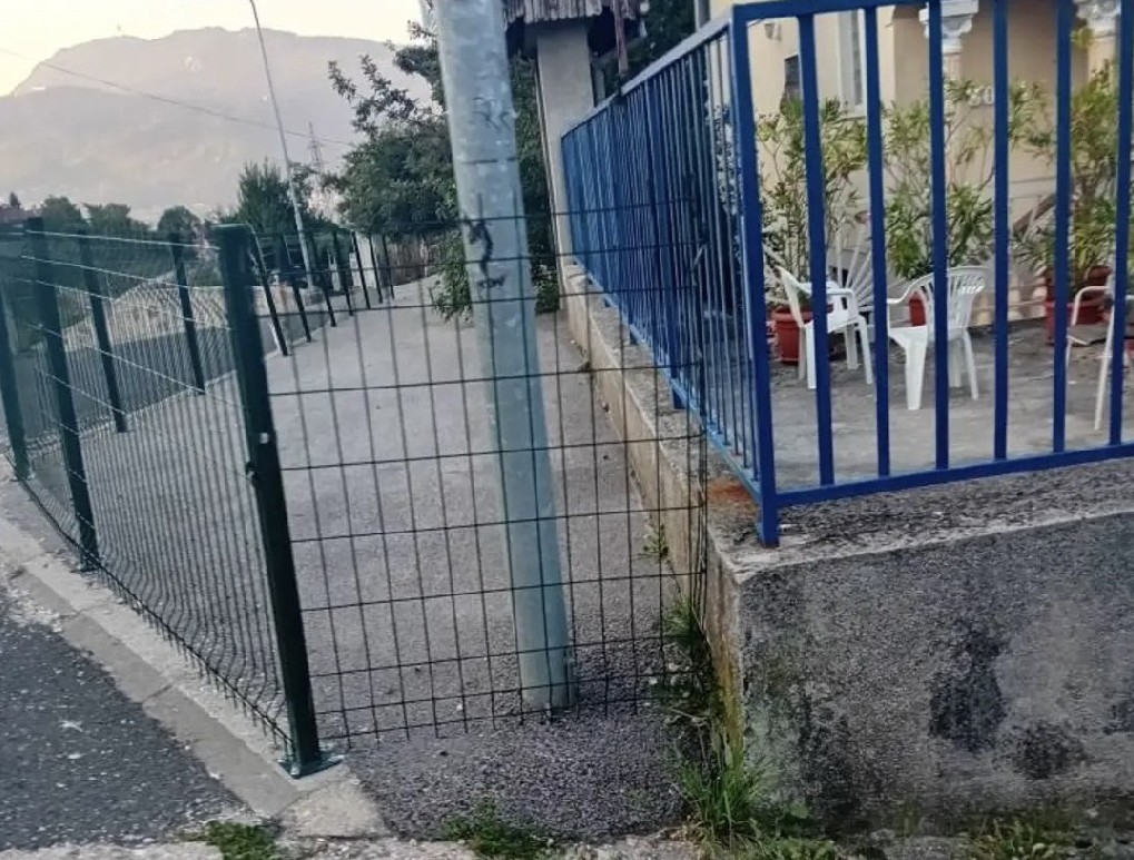 Sporna ograda na trotoaru u Sarajevu: Inspekcija izdala naredbu za uklanjanje