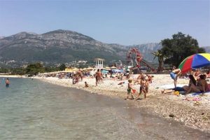 Cijene na crnogorskom primorju šokirale turiste: Set ležaljki i suncobrana i do 200 eura