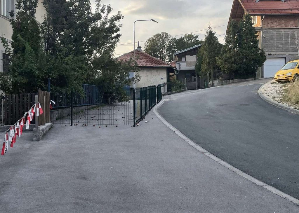 Vjerovali ili ne: U Sarajevu neko preko noći ogradio trotoar