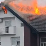 Haos u Davoru: Grom zapalio krov kuće, komšije gasile požar kantama vode