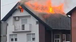Haos u Davoru: Grom zapalio krov kuće, komšije gasile požar kantama vode