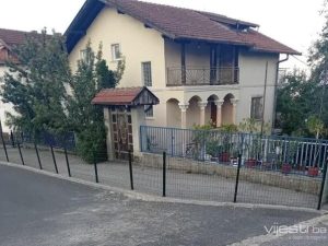 Sporna ograda na trotoaru u Sarajevu: Inspekcija izdala naredbu za uklanjanje