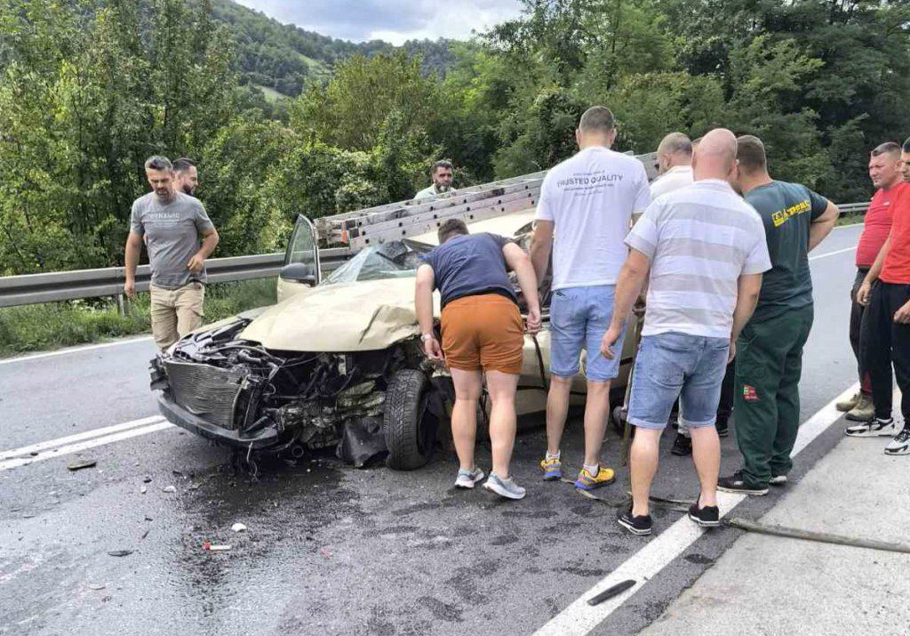 Teška saobraćajna nesreća kod Žepča: Sudar kamiona i automobila, jedna osoba povrijeđena