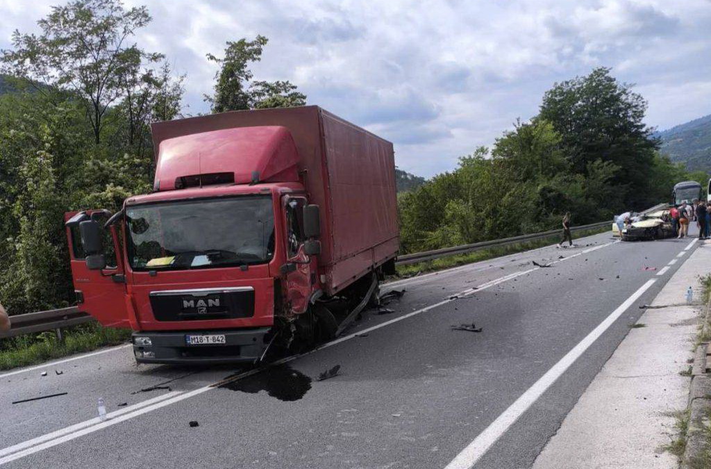 Teška saobraćajna nesreća kod Žepča: Sudar kamiona i automobila, jedna osoba povrijeđena